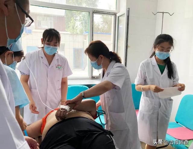患者|长春市中医院东部正门入口有一男子晕倒，医护人员展开生死竞速