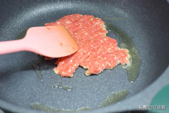 三步做出喷香弹牙的早餐肉饼，连吃一周也不会烦