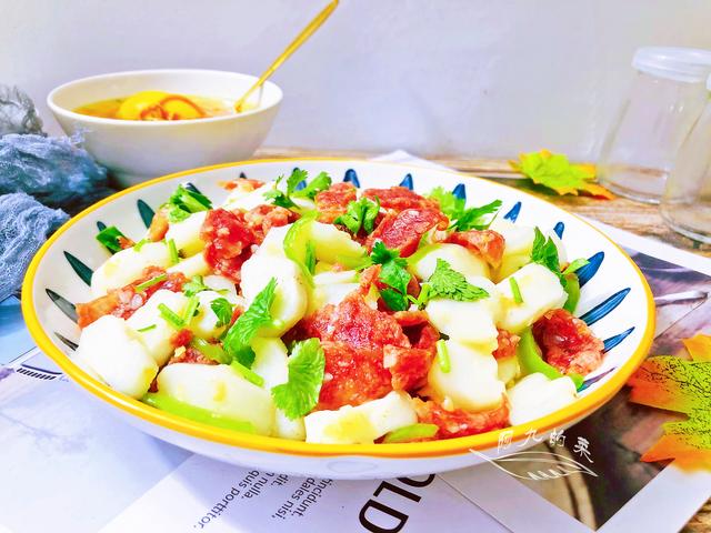 这菜在南方正当季，4块钱能买两斤，配上腊肠爆炒，给肉都不换