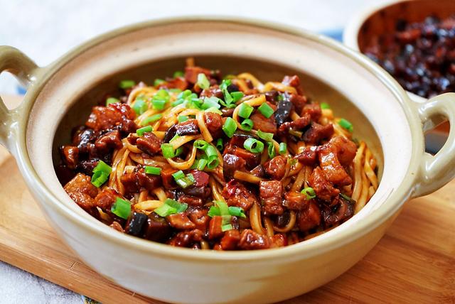 周末的懒人菜谱香菇肉丁酱，鲜香美味，拌米饭，拌面条都好吃