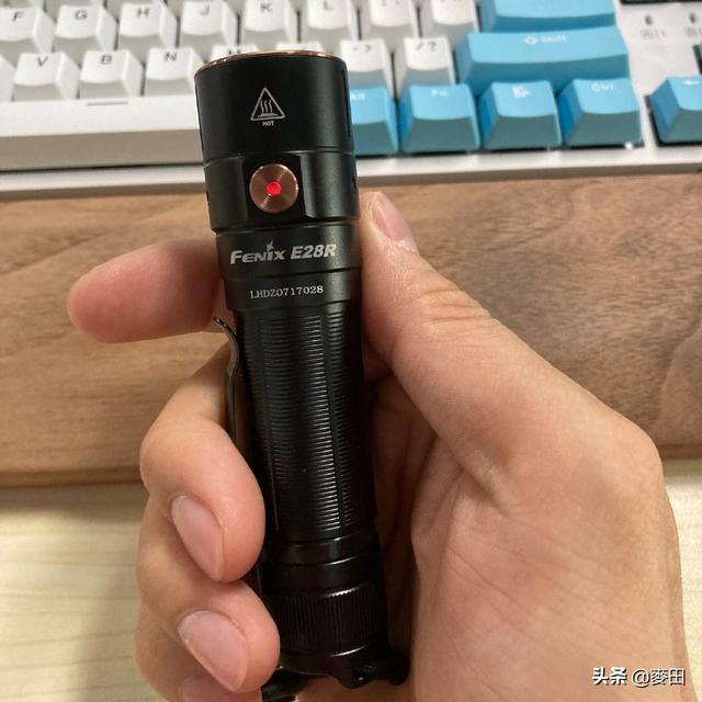 小巧精致 便携EDC小手电—Fenix E28R轻测