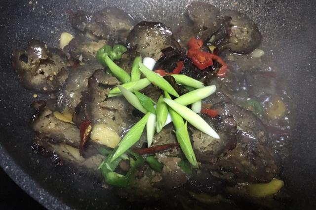 湖南人从小吃到大的“黑暗美食”，是北方人得不到的快乐，香极了