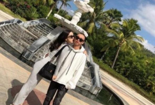 32岁说唱歌手官宣妻子怀孕喜讯，晒与小8岁娇妻贴鼻尖照太甜蜜影视交流地