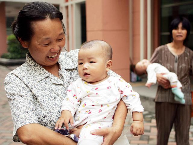 [你的育儿经]新手父母须知：让老人带娃比“啃老”更可恨，“新型不孝”别触犯