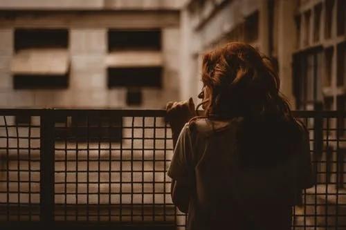 大眼睛的女孩|父母监控孩子的房间：极端的控制，等于亲手毁了亲子间的信任感