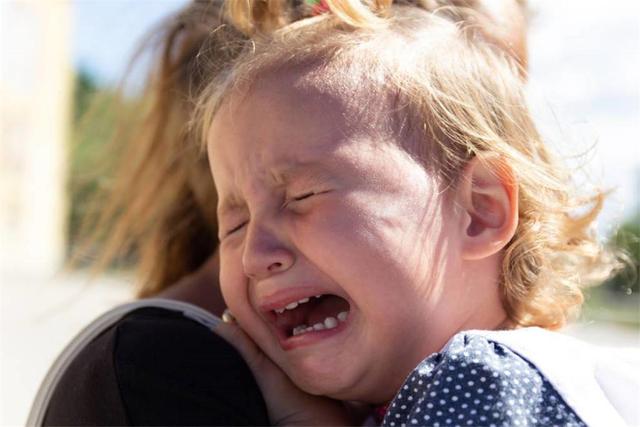 孩子敏感脆弱，骂几句就“寻死觅活”？家长需警惕“蛋壳型情绪”