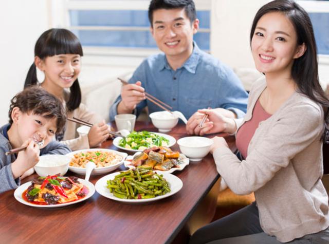 『你的育儿经』“假装抱到妈妈”，幼儿园亲子活动引争议，女孩父母没来太可怜