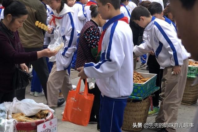 『你的育儿经』不允许孩子吃零食，他们长大后会怎样？过来人：可能逃不了这结果