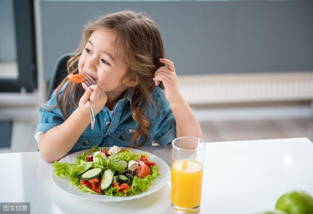 「超级宝妈」孩子积食别担心,将“这3种”水果,炖一炖,效果特别好