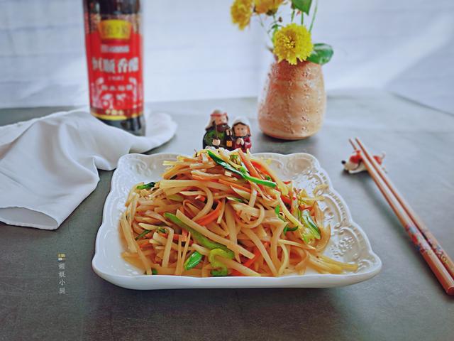 炒土豆丝别直接下锅，先加醋还是后加醋有讲究，土豆丝出锅才脆爽