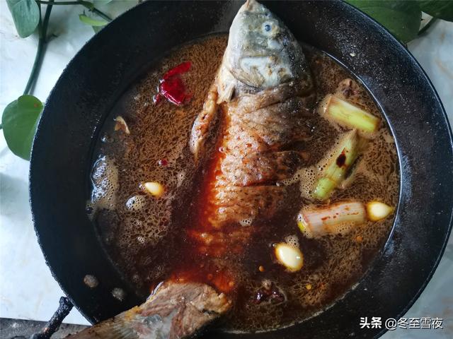 吃东北铁锅炖鱼，不用去餐馆，自己在家做，鲜香味美，好吃下饭