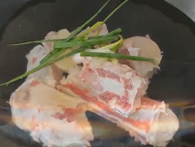 广东人爱喝的牛骨头汤，高钙高蛋白质，美容养颜，增强免疫力