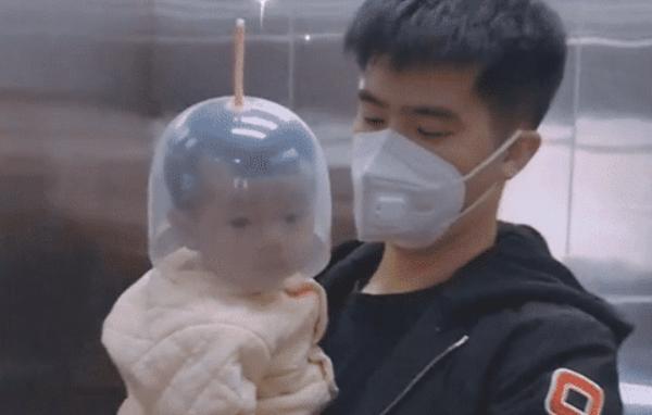 #超级宝妈#“硬核老爸”带娃出门火了，这大概是我见过最拽的“天线宝宝”