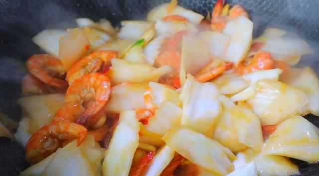 1颗白菜，1斤大虾，往锅里一扔，营养又解馋，上桌连汤汁都不剩