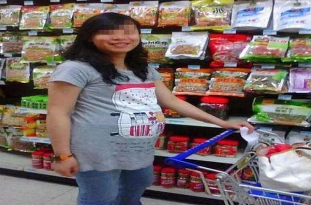 「超级宝妈」“推你怎样了”，熊孩子推孕妇理直气壮，爸妈强势护犊子惹怒众人