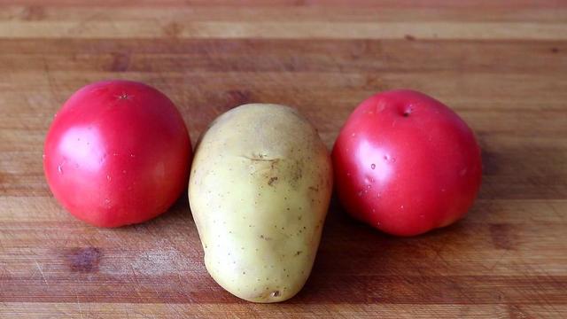 1个土豆，2个西红柿，教你简单一做，赛过大鱼大肉，真香