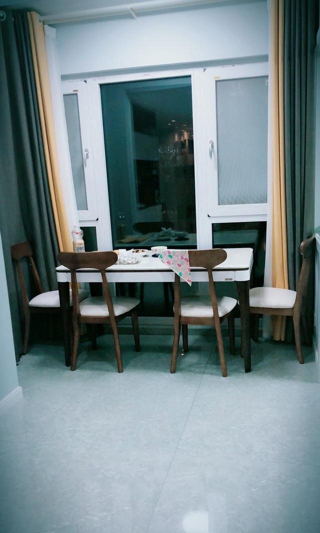 简约装修的新房完工，入户就被吸引了，玄关鞋柜超大气实用