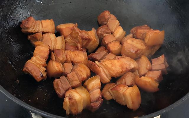 不起眼的红薯藤别扔掉，拿来炖红烧肉，口味独特，软烂入味很好吃