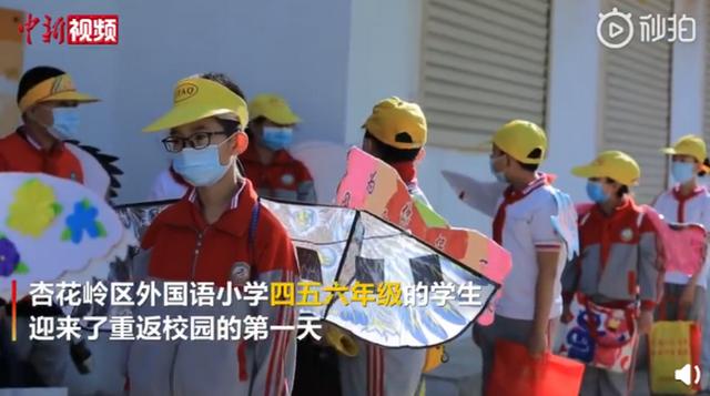 『你的育儿经』幼儿园为小朋友定制防护帽小黄帽，园长：能防晒又有防护作用
