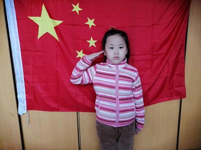 「超级宝妈」威海湾九里幼儿园举行“云”升旗仪式