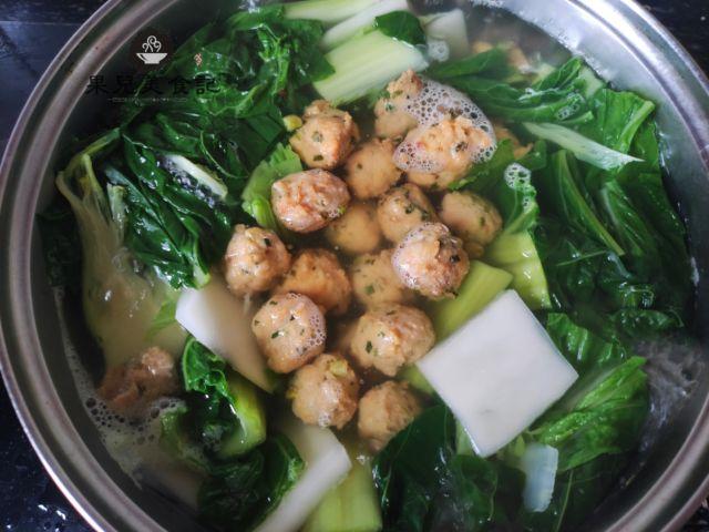 冬天，炸一份丸子，煮一锅汤，比炒菜简单，鲜香美味，暖和过冬
