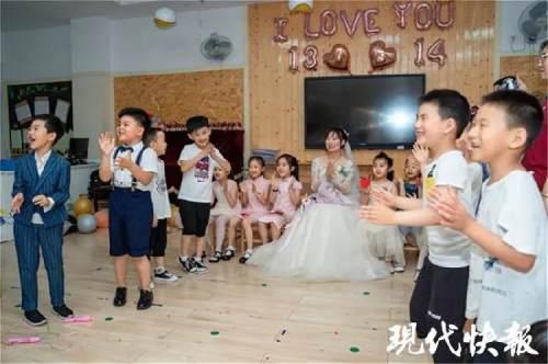 初夏薄凉|实力“团宠”！幼儿园里办婚礼，41个萌娃把老师“嫁”了