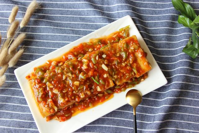 土豆和豆腐除了炖，还能做成土豆酿豆腐，外酥里糯，香辣可口