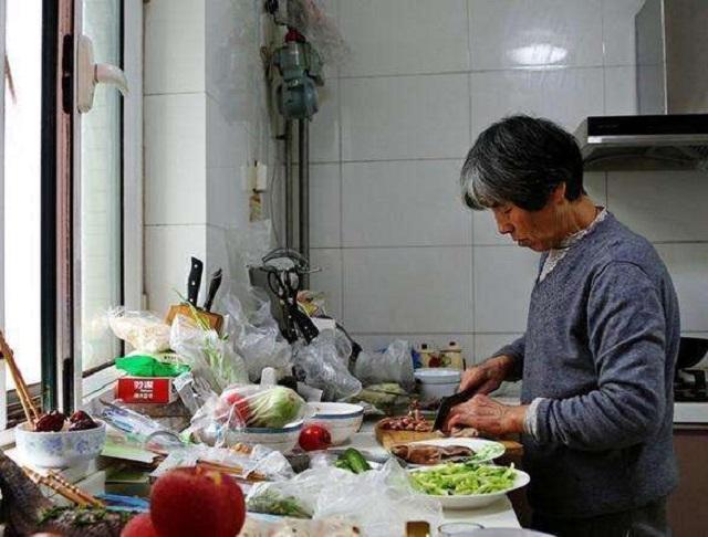 【超级宝妈】带娃舞台上,奶奶谢幕姥姥成为主力军?2者之间的3点区别很现实