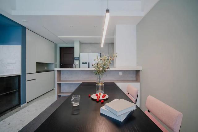 难怪入墙设计广受小户型喜欢，门入墙省空间、水龙头入墙高级