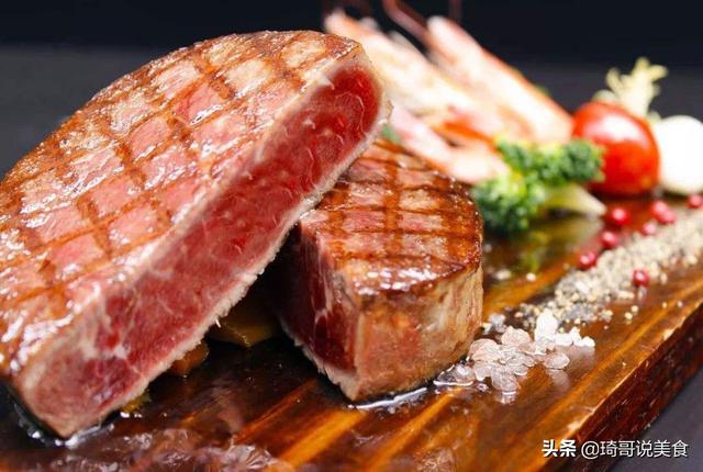 美国人敢吃1分熟牛排，日本人敢用生鸡蛋当蘸料，中国人：看我的