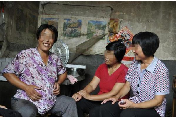 你的育儿经▲同一小区遛娃，50岁妈妈遇上50岁奶奶，“差距”一目了然