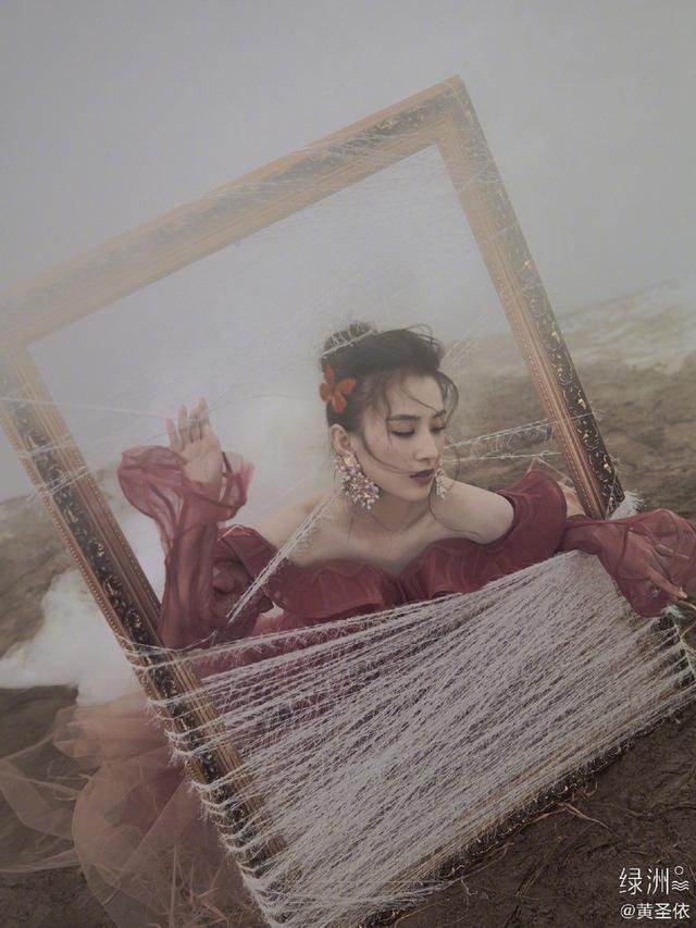 「中国青年网」37岁黄圣依“化茧成蝶”穿纱裙露美背宛如仙女
