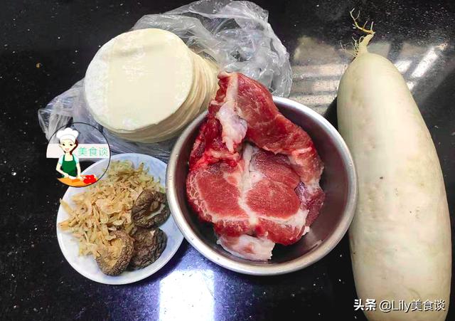 包白萝卜饺子时，记住老师傅的3个小技巧，饺子鲜嫩多汁，太香了