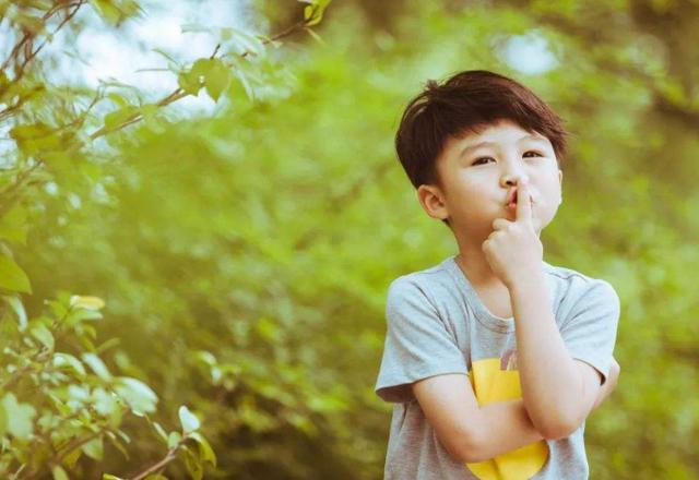 [你的育儿经]宝妈带3岁小孩出门玩，孩子随地大小便，却是奶奶教的？