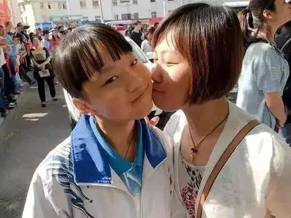 [暖先生格调]初三生父亲晒出女儿中考图，看哭万人： 孩子，读书虽苦，却是最容易的那条！