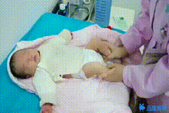 「超级宝妈」如何减少宝宝吐奶？如何给宝宝做排气操？动图详解来了