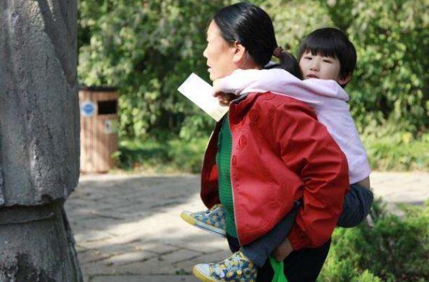 你的育儿经■二胎随“母姓”正在流行,一人一个姓才公平?其实未必是好事
