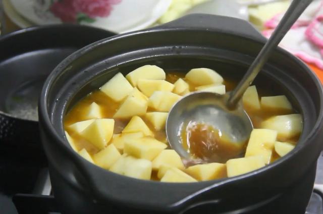 土豆炖牛腩家常做法：牛腩软烂，土豆软糯易消化，营养不流失