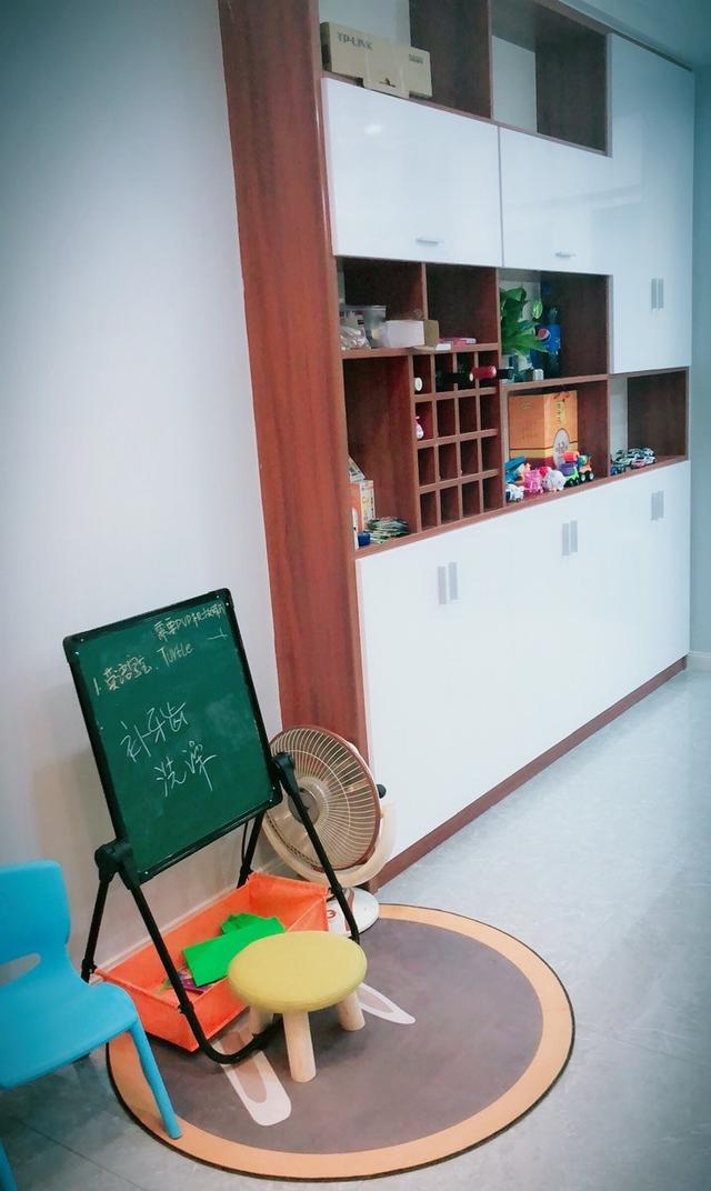 简约装修的新房完工，入户就被吸引了，玄关鞋柜超大气实用