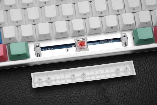 这把键盘让人想起曾经的校园时光，以及老师那精准的“小李飞刀”