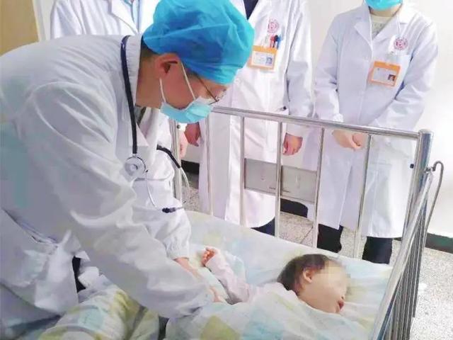 小欣|惊险！1岁宝宝误把它当糖粉吃，嘴唇灼伤，紧急入院……