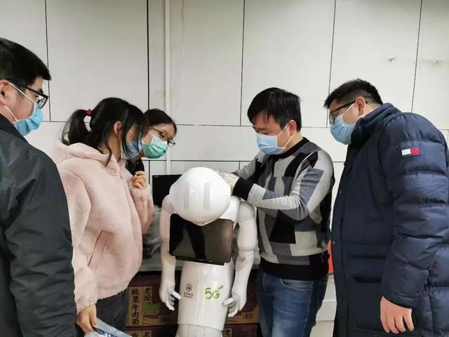 『北京日报客户端』5G智能医护机器人武汉上岗 可做服务和清洁消毒工作