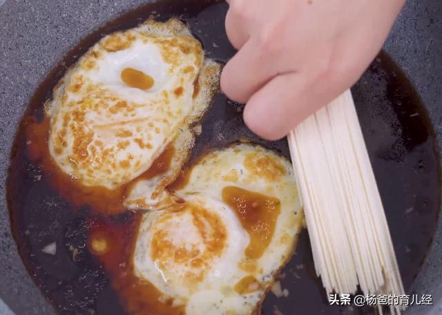 这样做的荷包蛋焖面太美味，鲜香营养，筋道爽滑，家中孩子特爱吃