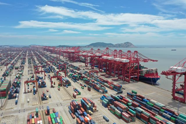 洋山港|704艘次大船来“签到”洋山港船舶进出量和货物吞吐量创新高