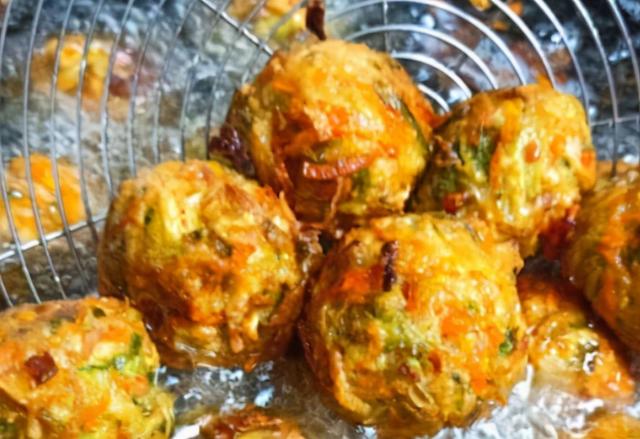 炸萝卜丸子，盐渍还是焯水？多加2样，丸子外酥里嫩，放凉不发硬