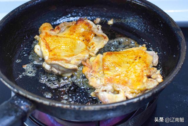 蟹姐用2个鸡腿做盘菜，上桌就被小朋友点赞，连呼好吃