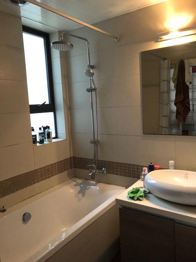 103m2堪称收纳满分典范，飘窗、榻榻米和全屋定制柜，储物大5倍