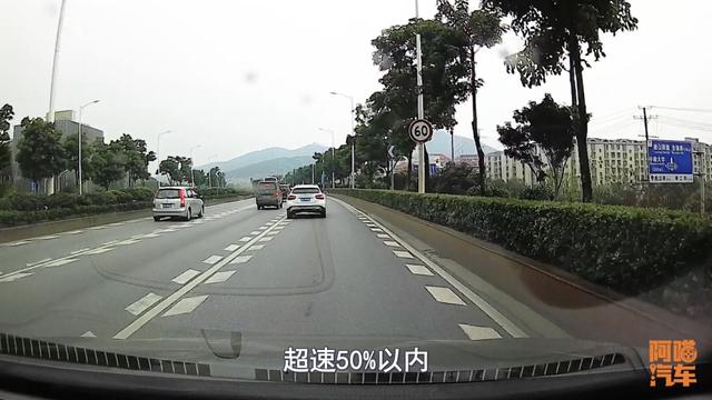 城区道路限速50，为何这么多人还敢超速？难道他们不怕违章吗