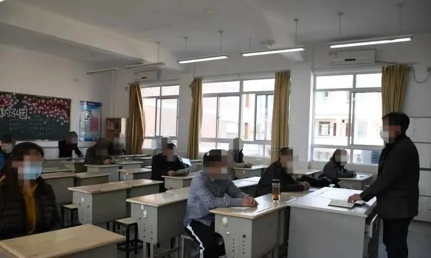 暖先生格调▲这所学校20人确诊！两地紧急叫停开学！开学这件事：宁可事前听骂声，不要事后听哭声！