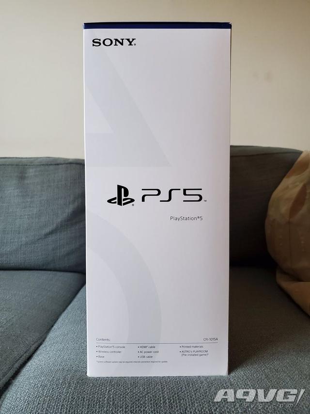 PS5主机外包装展示及DualSense手柄的开箱